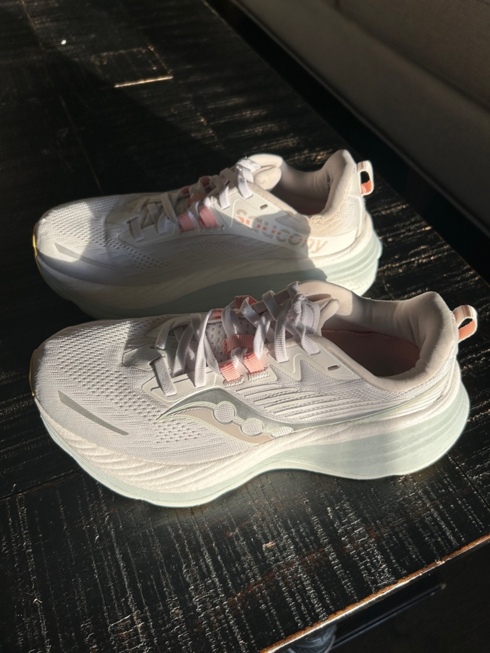 Saucony Hurricane‎ 24 running shoes in the White/Foam colorway - Picture 3 of 12